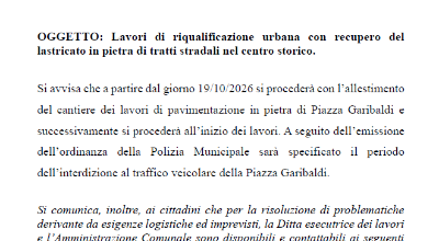 Lavori di riqualificazione urbana con recupero del lastricato in pietra di tratti stradali nel centro storico.